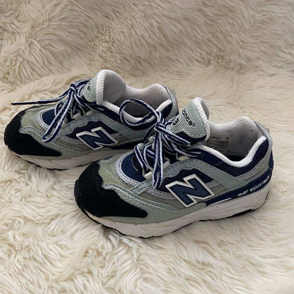 New Balance-boys tie on sneakers